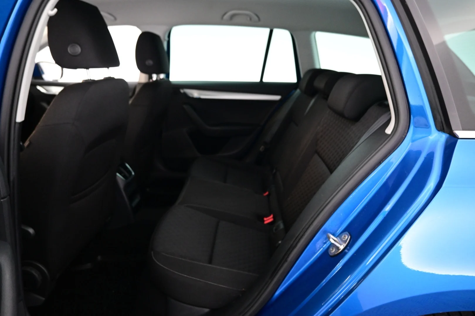 Car Image - 3AIwinkd2WthoxVbPFdHwe