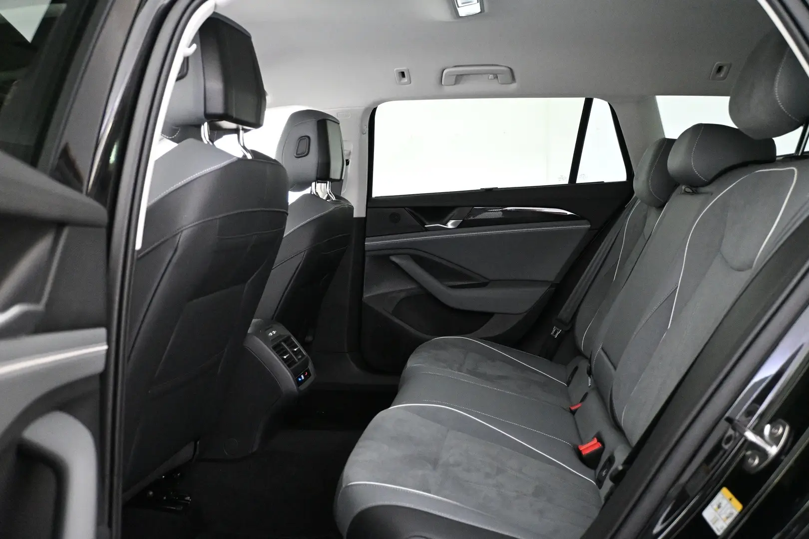Car Image - 3JSwX9fuPMHkVqxc0EzWtD