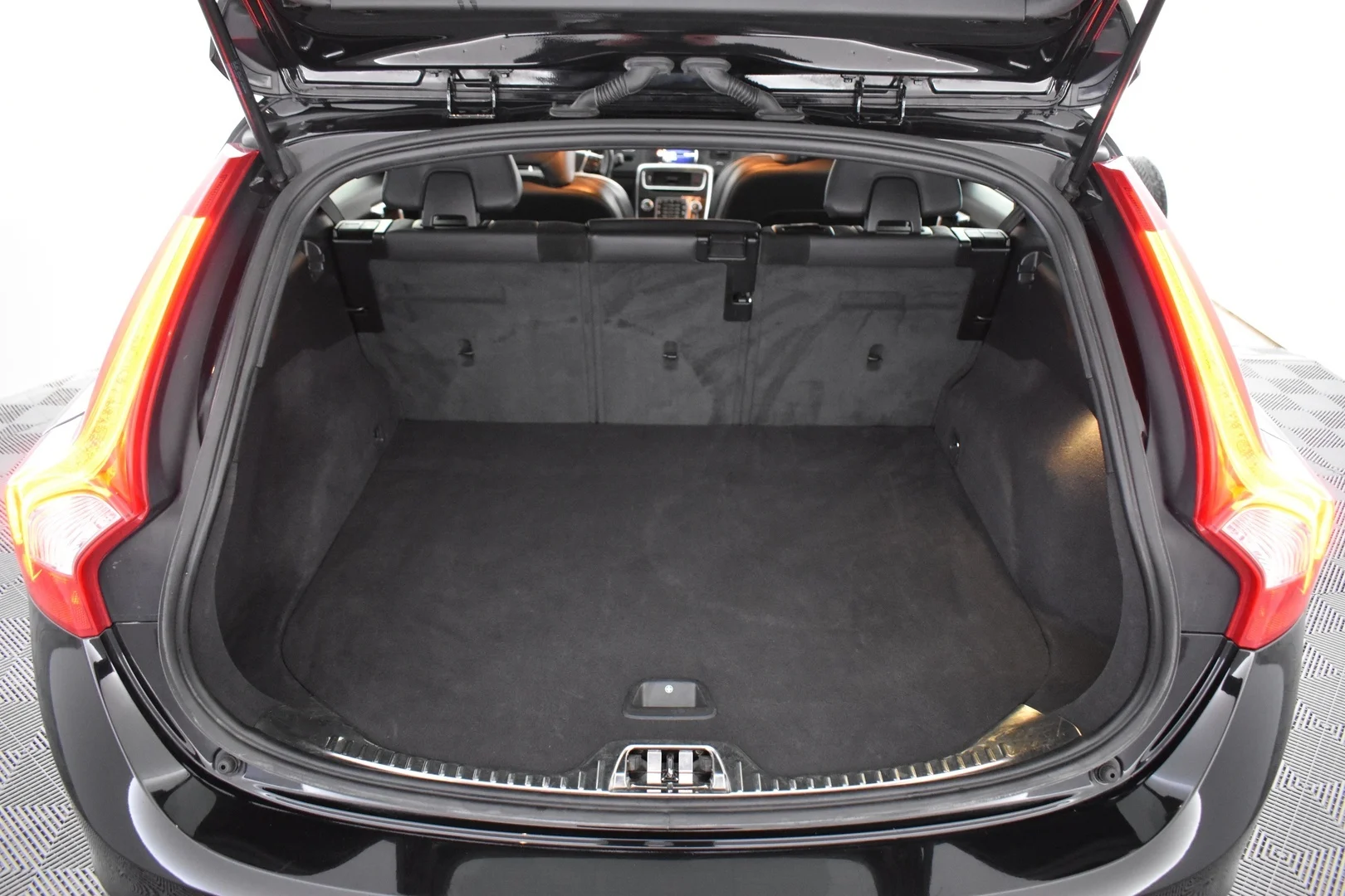 Car Image - 2LoLMakDpCucJZ8SV8nhn4
