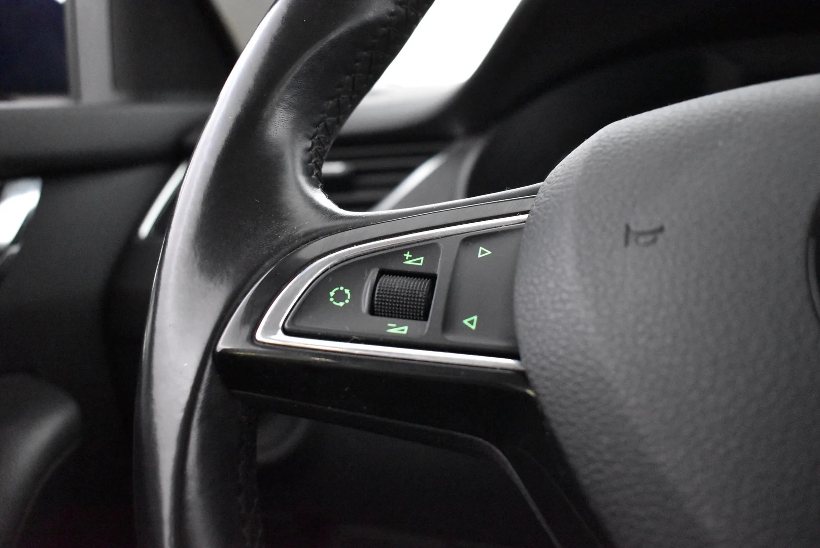 Car Image - 2ev18Zb02CMD920PFdtHk8
