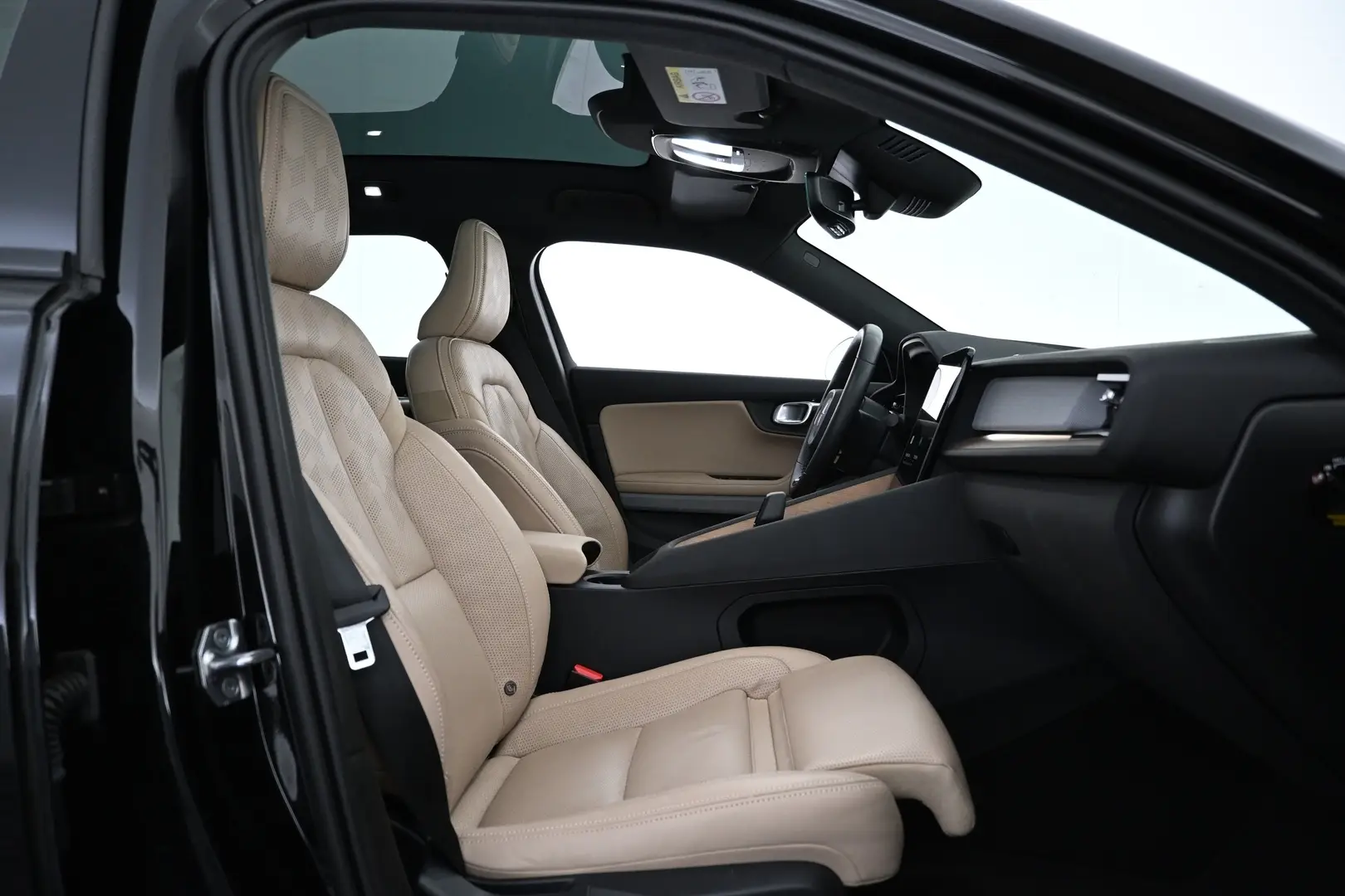 Car Image - 2seTFDgkgAfyJizYwFW8PW