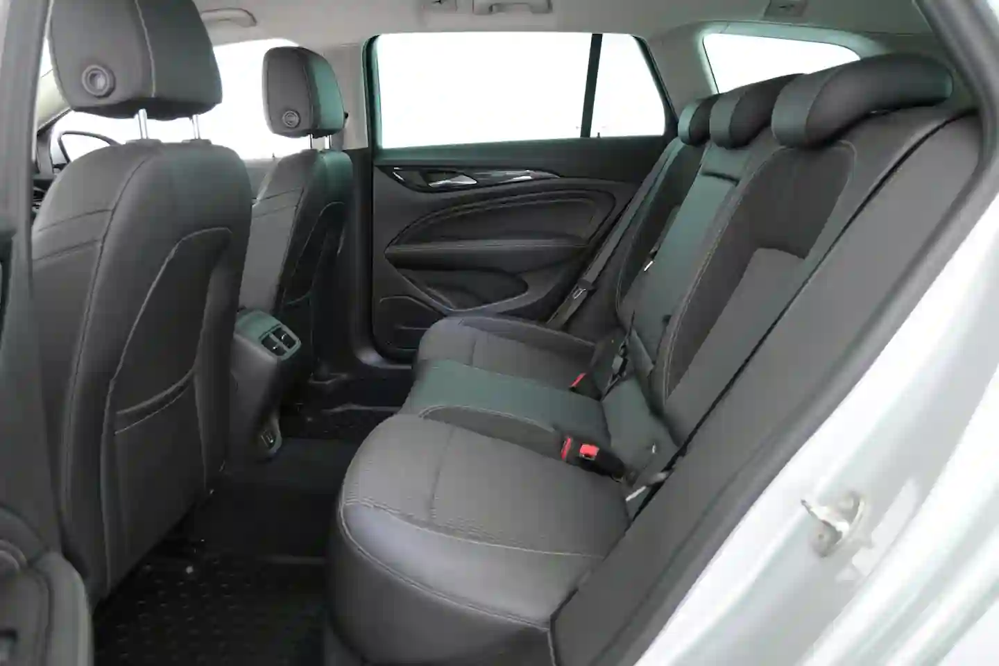 Car Image - 307thW2deAAYzTdgr2ENDo