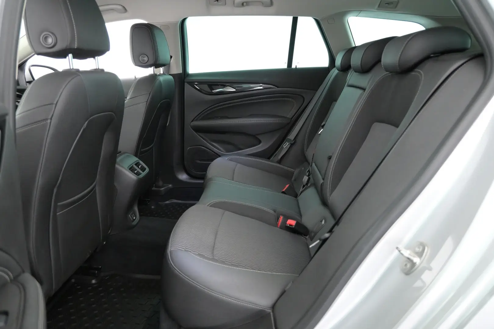 Car Image - 307thW2deAAYzTdgr2ENDo