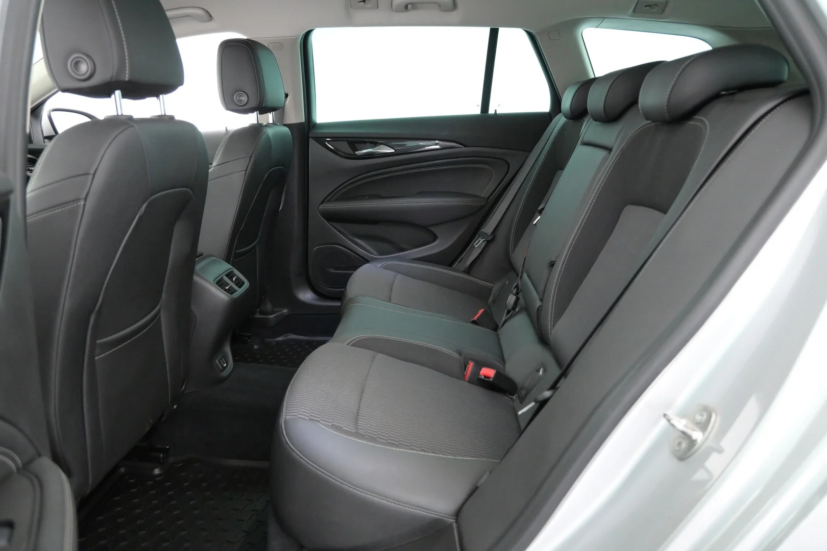 Car Image - 307thW2deAAYzTdgr2ENDo