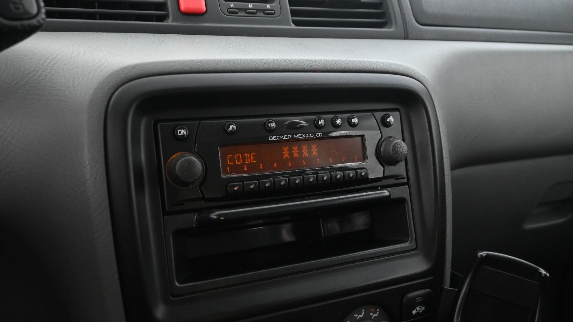 Car Image - 2QuAp2UbnkUj32f9yblB2