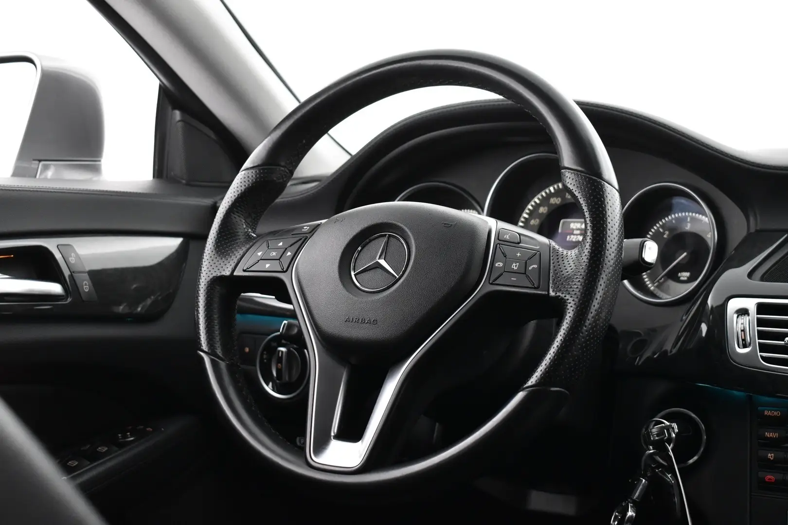 Car Image - VurVjVvmMNL2wUOImGjru