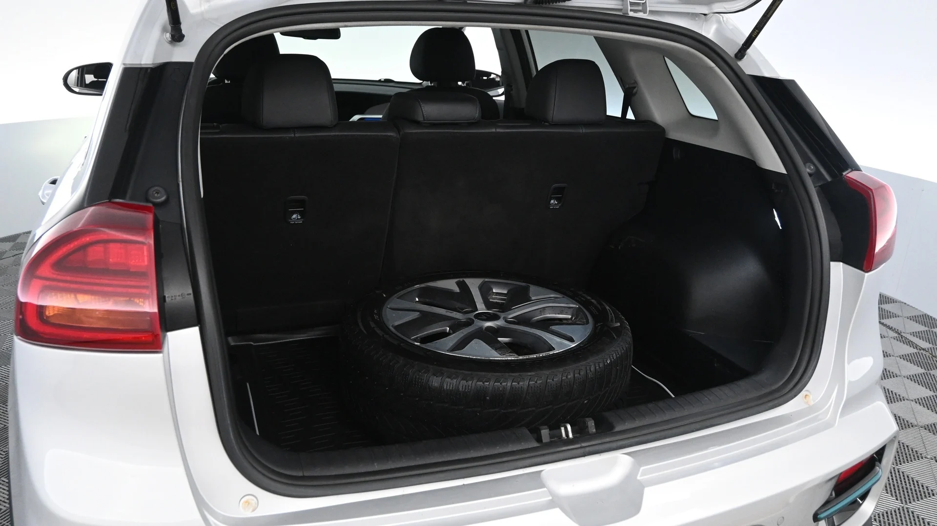 Car Image - 6vR9Ib1txQ9hbK3jlD8hbV