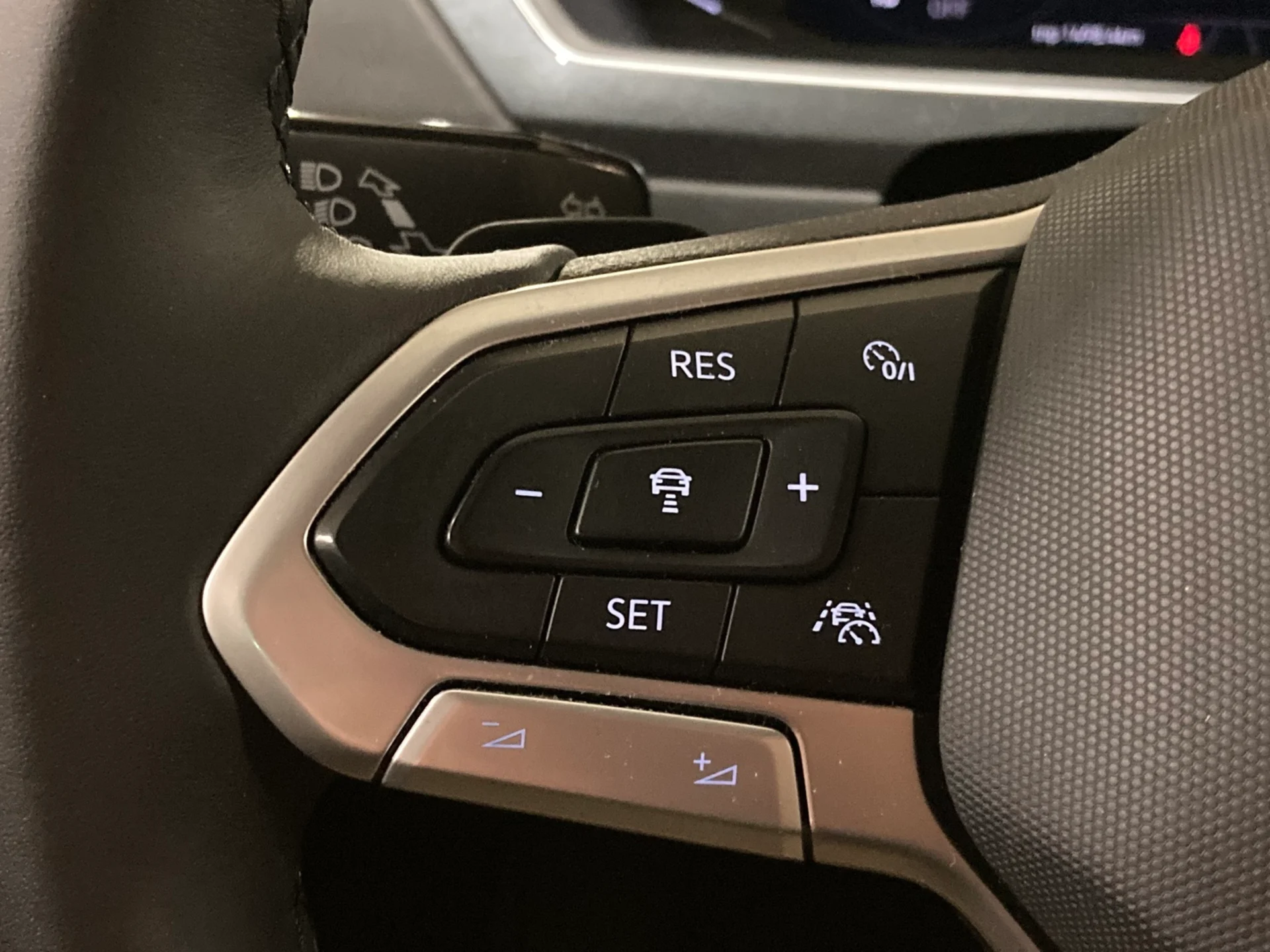 Car Image - 4A4oX6bUbYAbf5lCN1vbfC