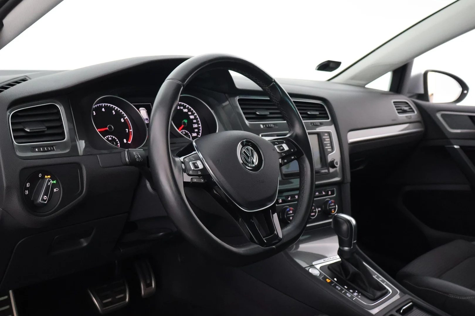 Car Image - 1cHYT8e6y5jBoSBAqwKiIF