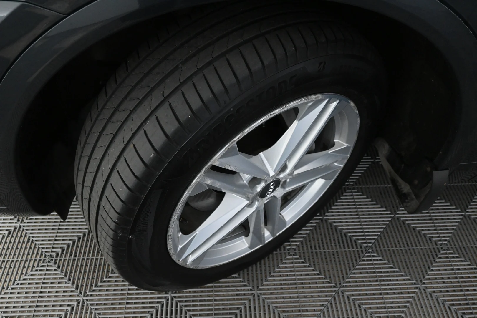 Car Image - JchVWG8fCsDUmIMJ4pog0