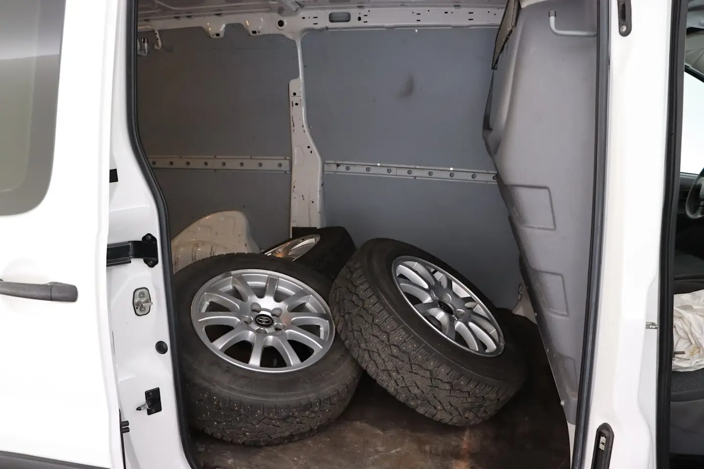 Car Image - 5JO2wWCfwcJy3YYiqX74Nl