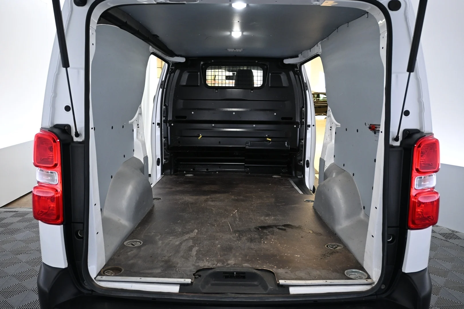 Car Image - 25YwaRFCEkX7Q92jW18U8I