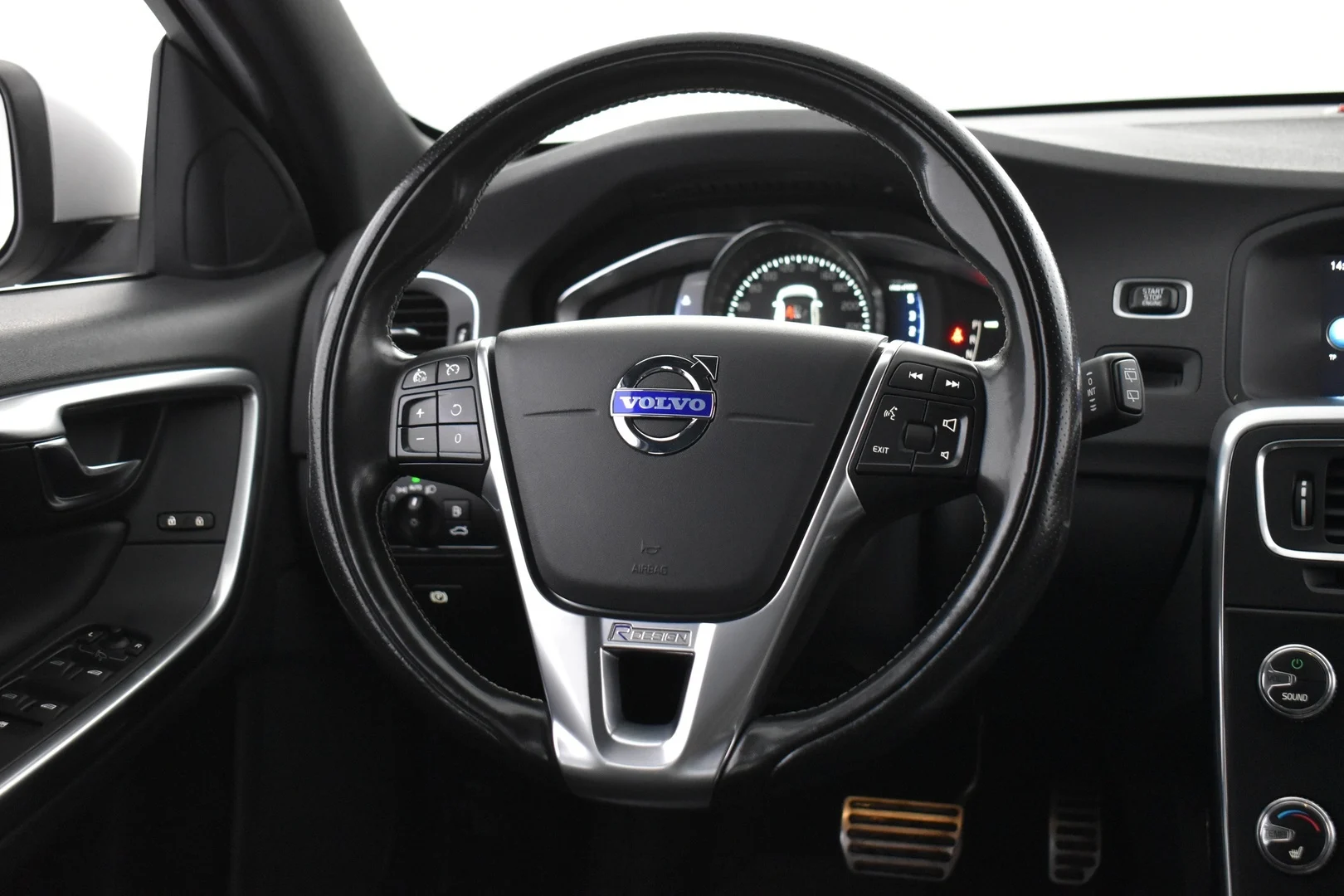 Car Image - 2LoLMakDpCucJZ8SV8nhn4