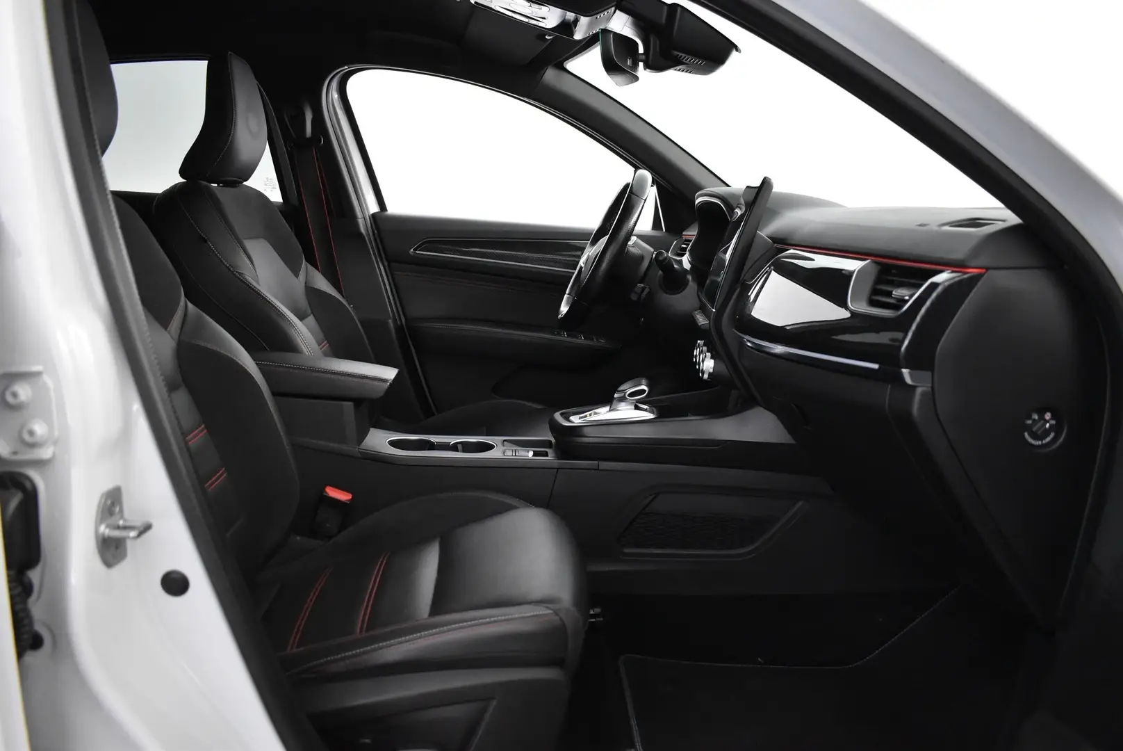 Car Image - 4E2Yx29YA9EcljVcLwJVe5