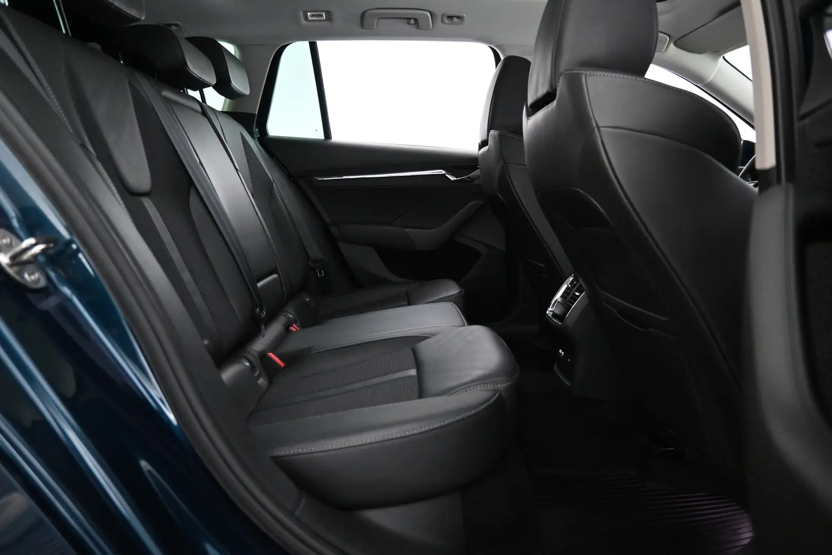 Car Image - 6CYiivnPxrrJjA8Qp4qq6s