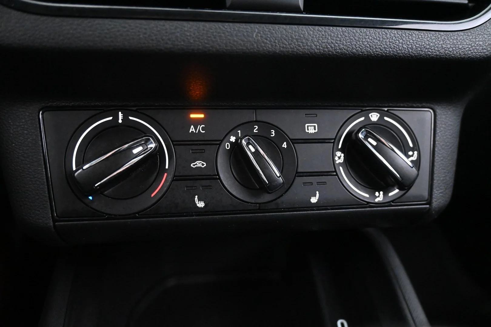 Car Image - 4KHOOK8jHrafjwUmMlBI9W