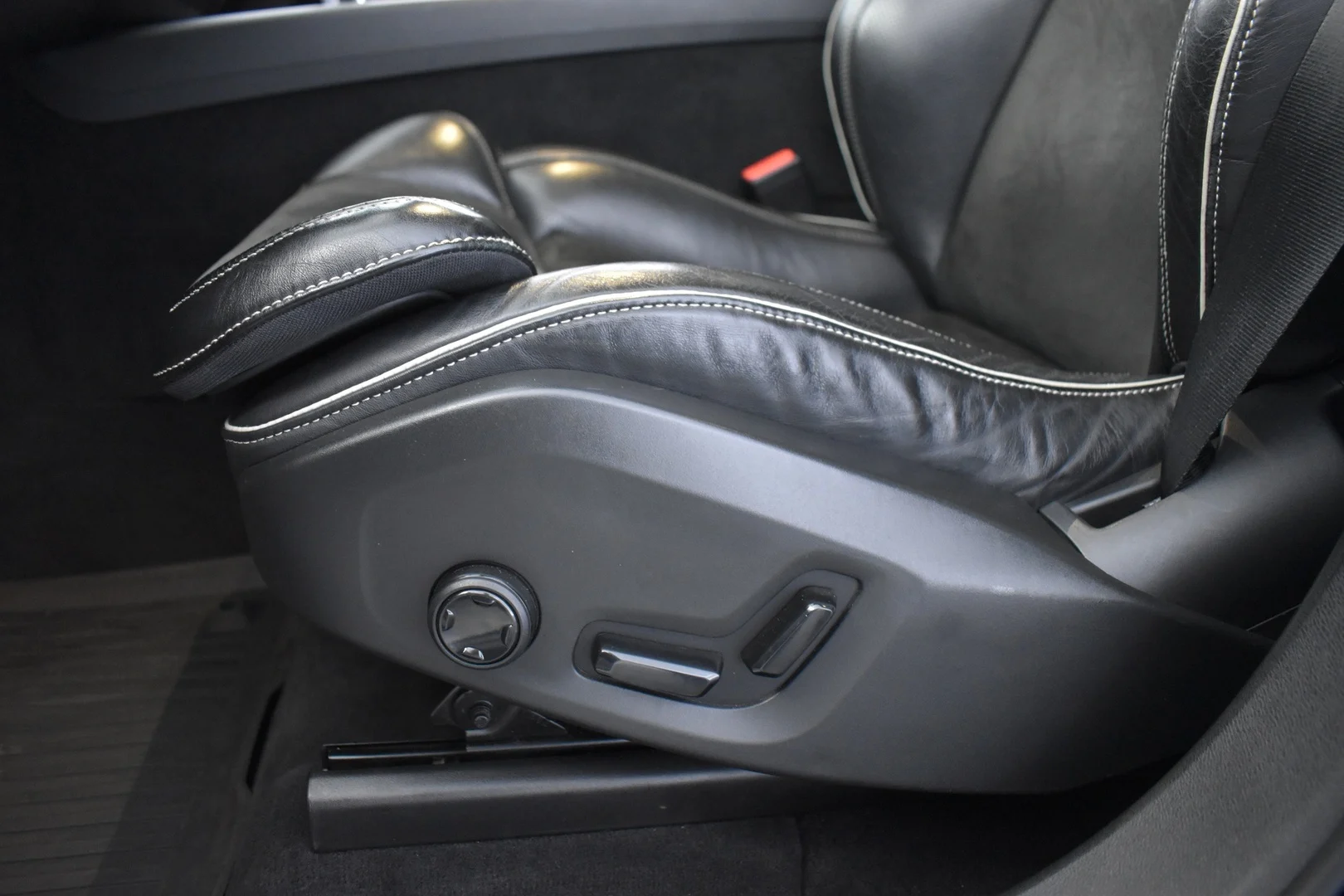 Car Image - 6N4sV2mWF03QMU0D5fXi7a