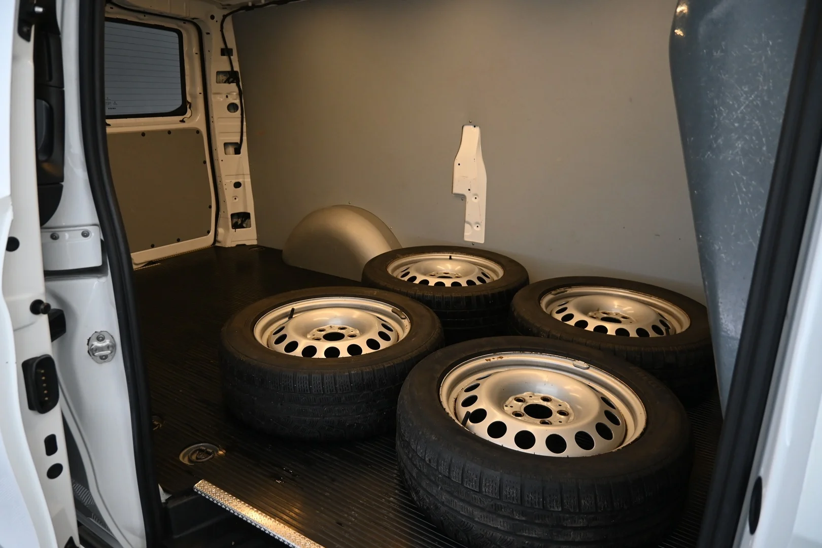 Car Image - 3NnApvnVvf4cHoXu8MrSoO