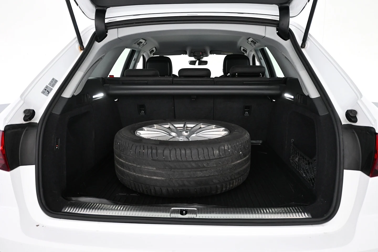 Car Image - 42kJQYD6pUZFBBWXZOGuEC