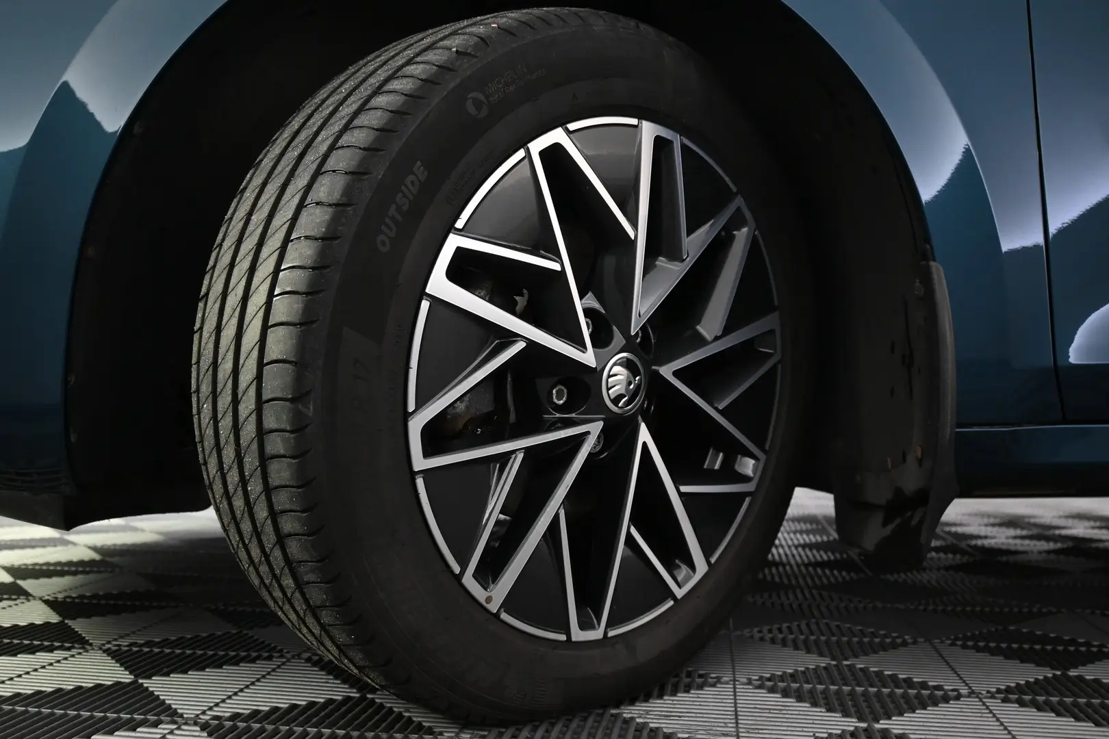 Car Image - 6CYiivnPxrrJjA8Qp4qq6s