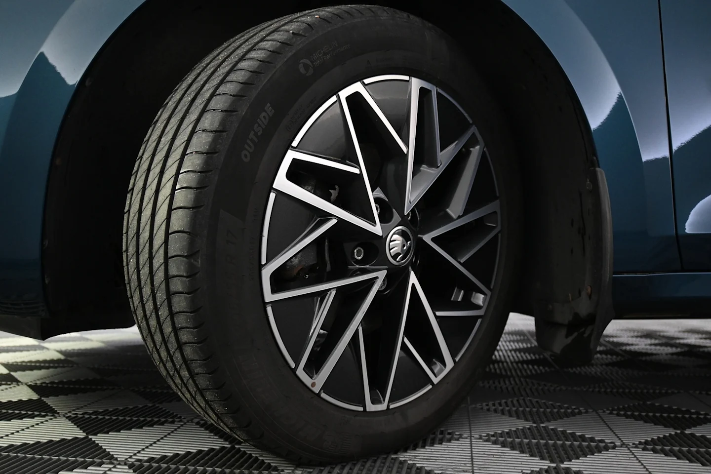 Car Image - 6CYiivnPxrrJjA8Qp4qq6s