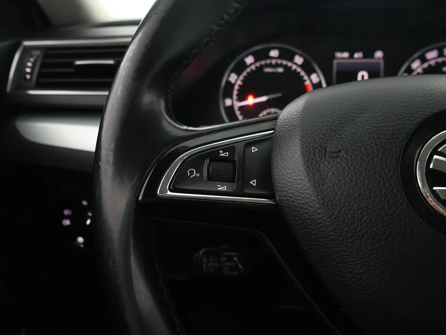 Car Image - 550j7H4KZzt3Dmg2VjLl23