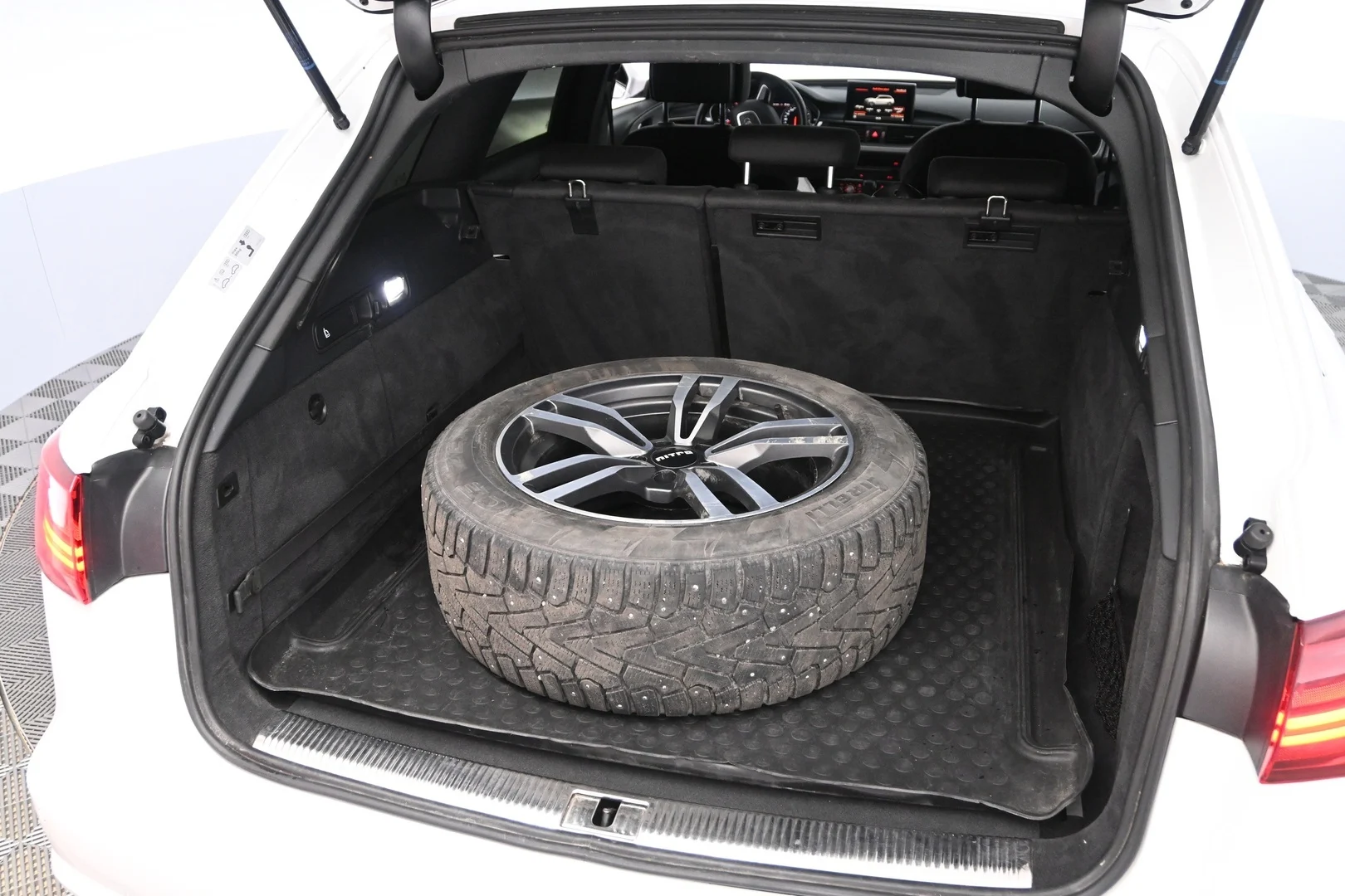 Car Image - 4hCNQuaXnugBzlltK8wGor