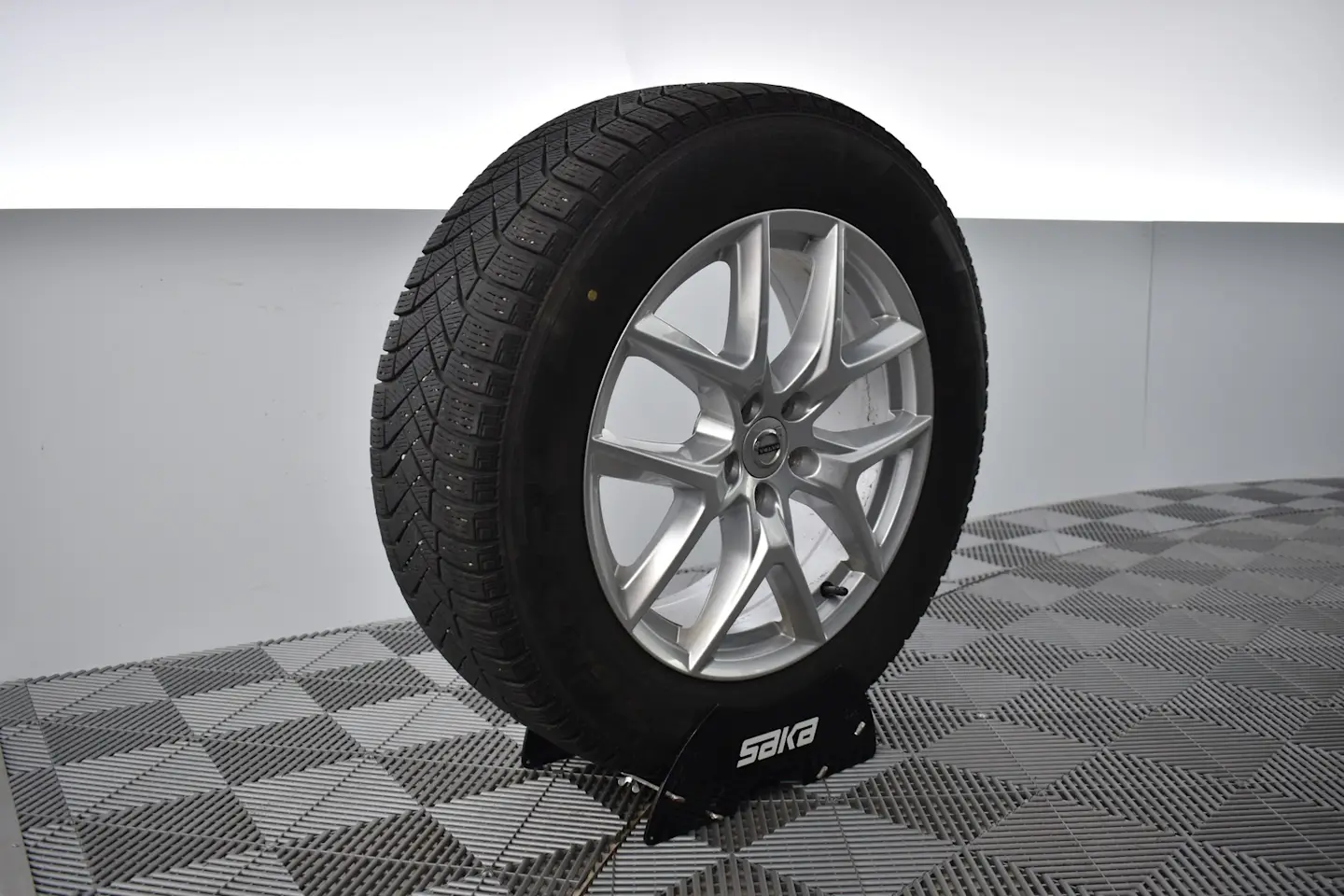 Car Image - UkDHRV7B0gWjFV2qsPc2e