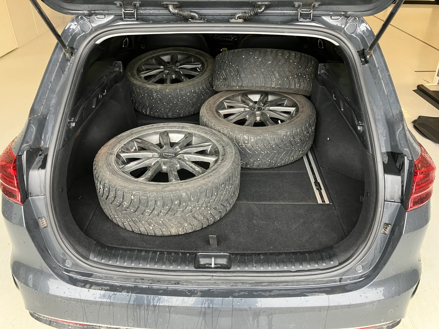 Car Image - 3KH5LOKrRfV4wihZgL7OrE
