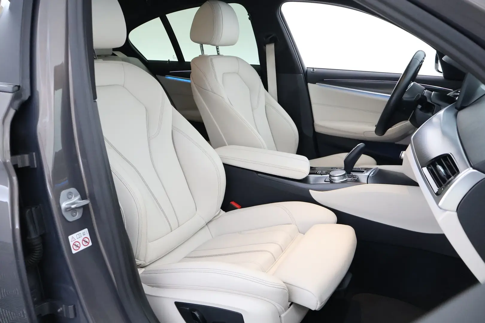 Car Image - Djc6MNlO7fIsLBGbGnamb