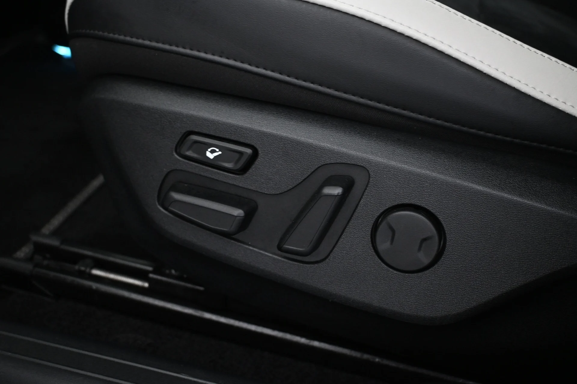 Car Image - 3JQWtrlmBI3xQQ3H2QFhEv