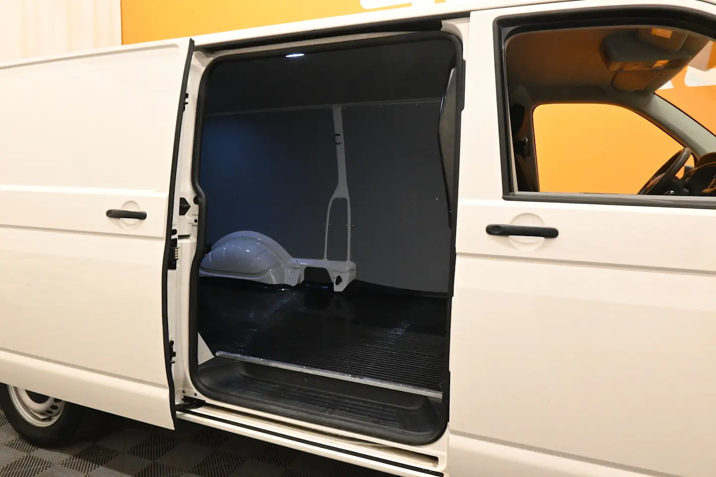 Car Image - ZyW2oKsnThRb8ZLBKBFoB