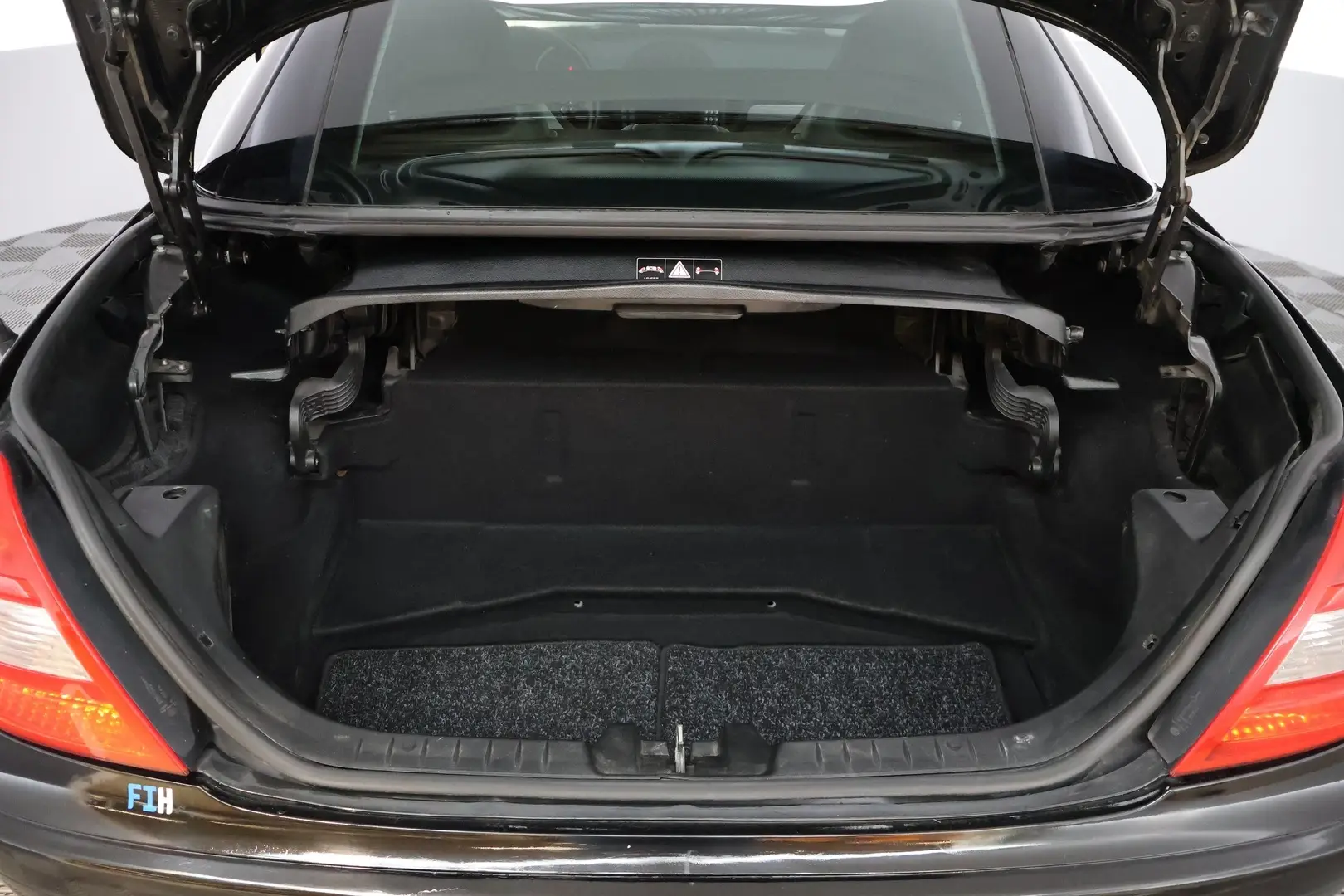 Car Image - 5CYg7B1afyyczUASzCwrWe