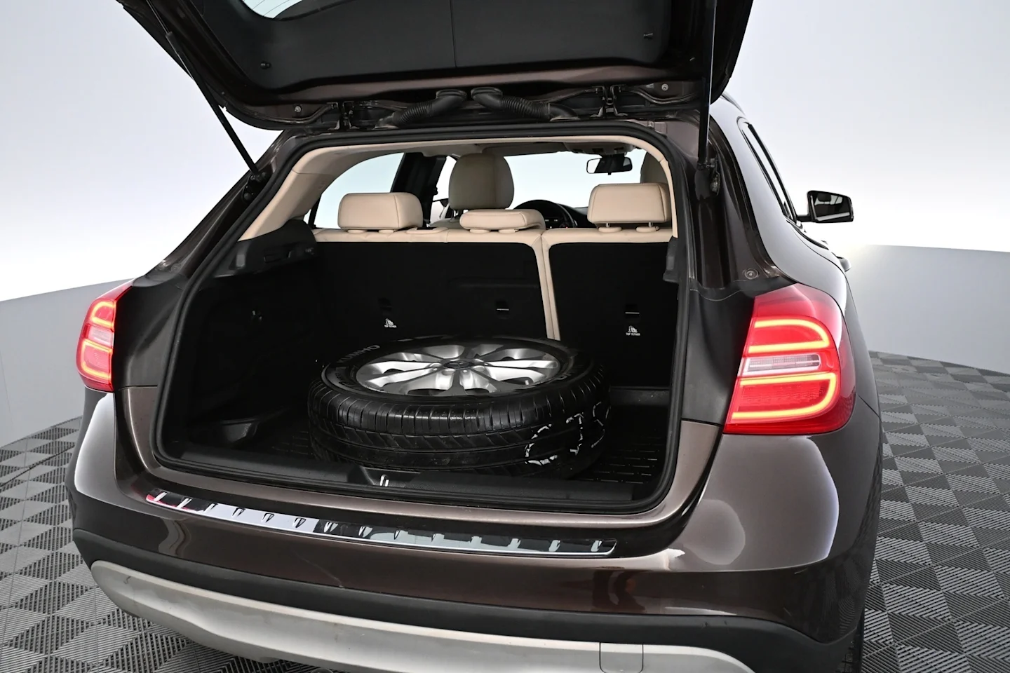 Car Image - 5w7lrbdgeCAUuwgsaEDotZ