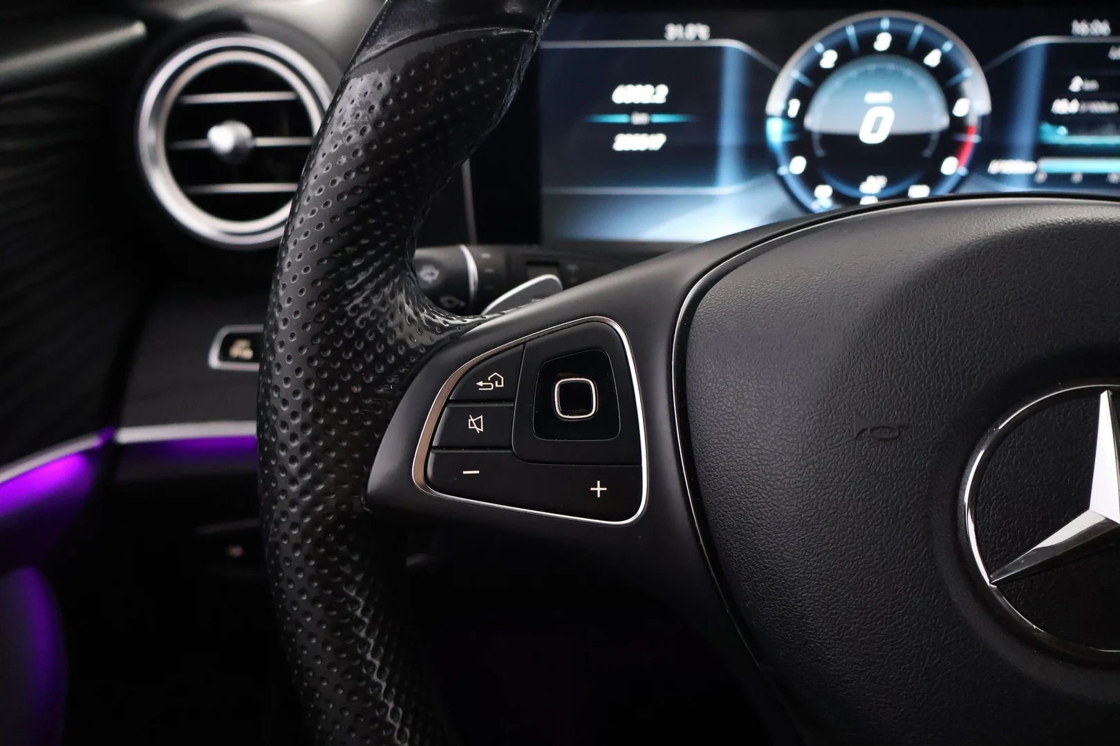 Car Image - 4Q6eMhsxFGzJGfVZ211ngx