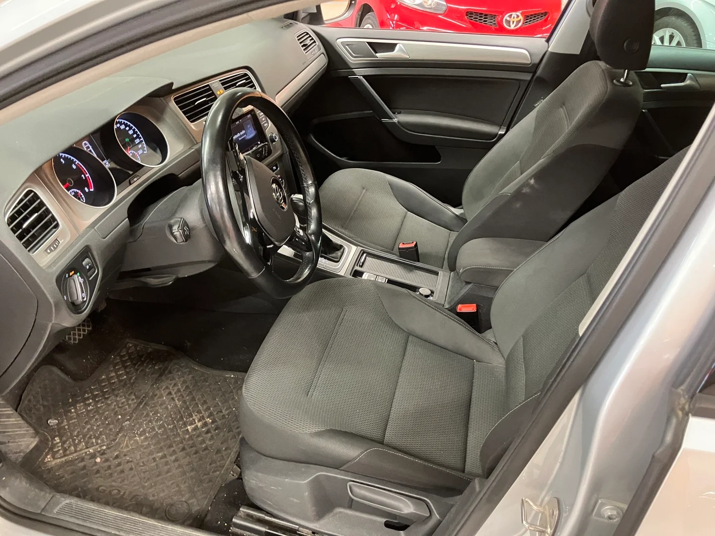 Car Image - VNEKYuxP5jlE6CrFzoi9t