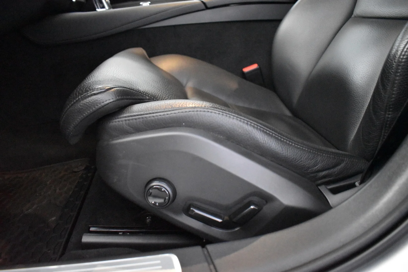 Car Image - LYCpB4ppCbdd3IlqIJheU