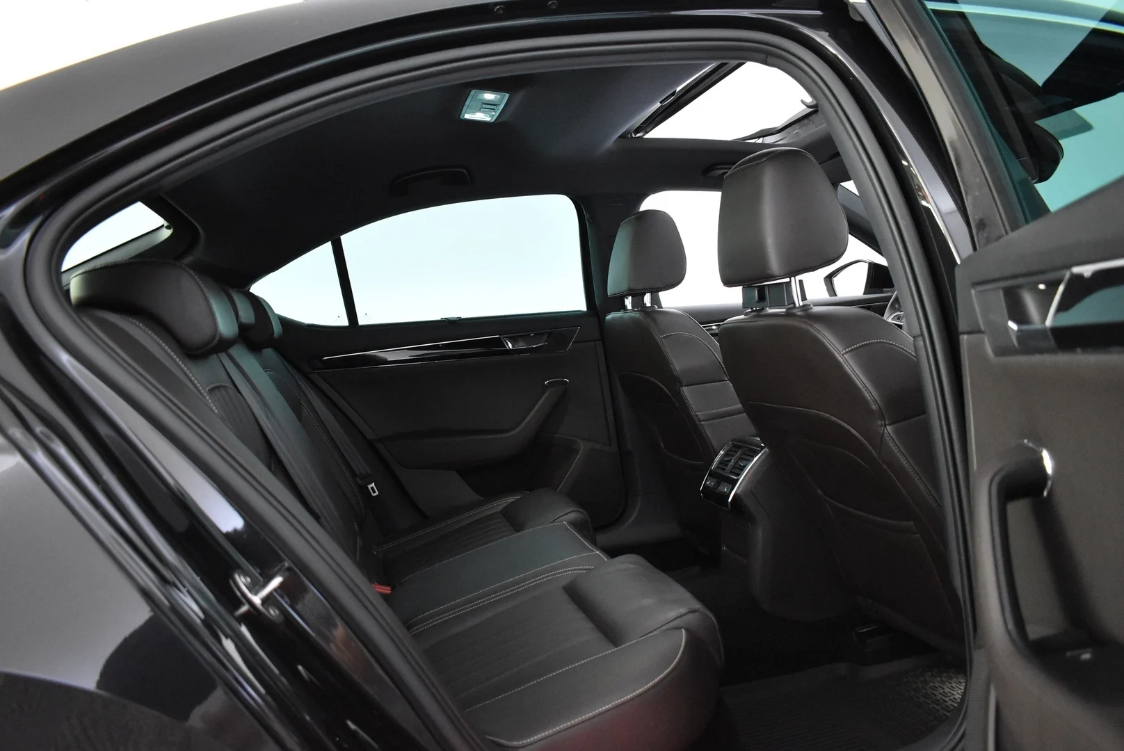 Car Image - 13w25zp9MWms980aX5wsN7