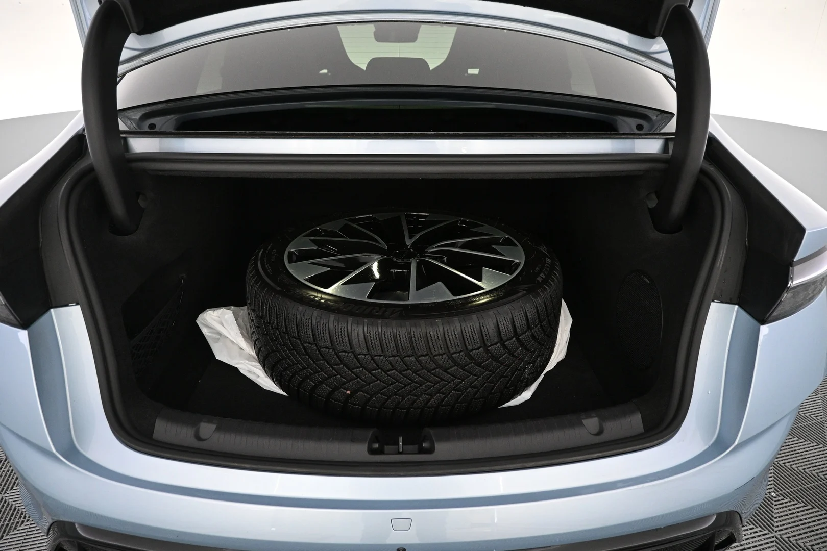 Car Image - 1a6J1w83zz1JGA3hfvKol5