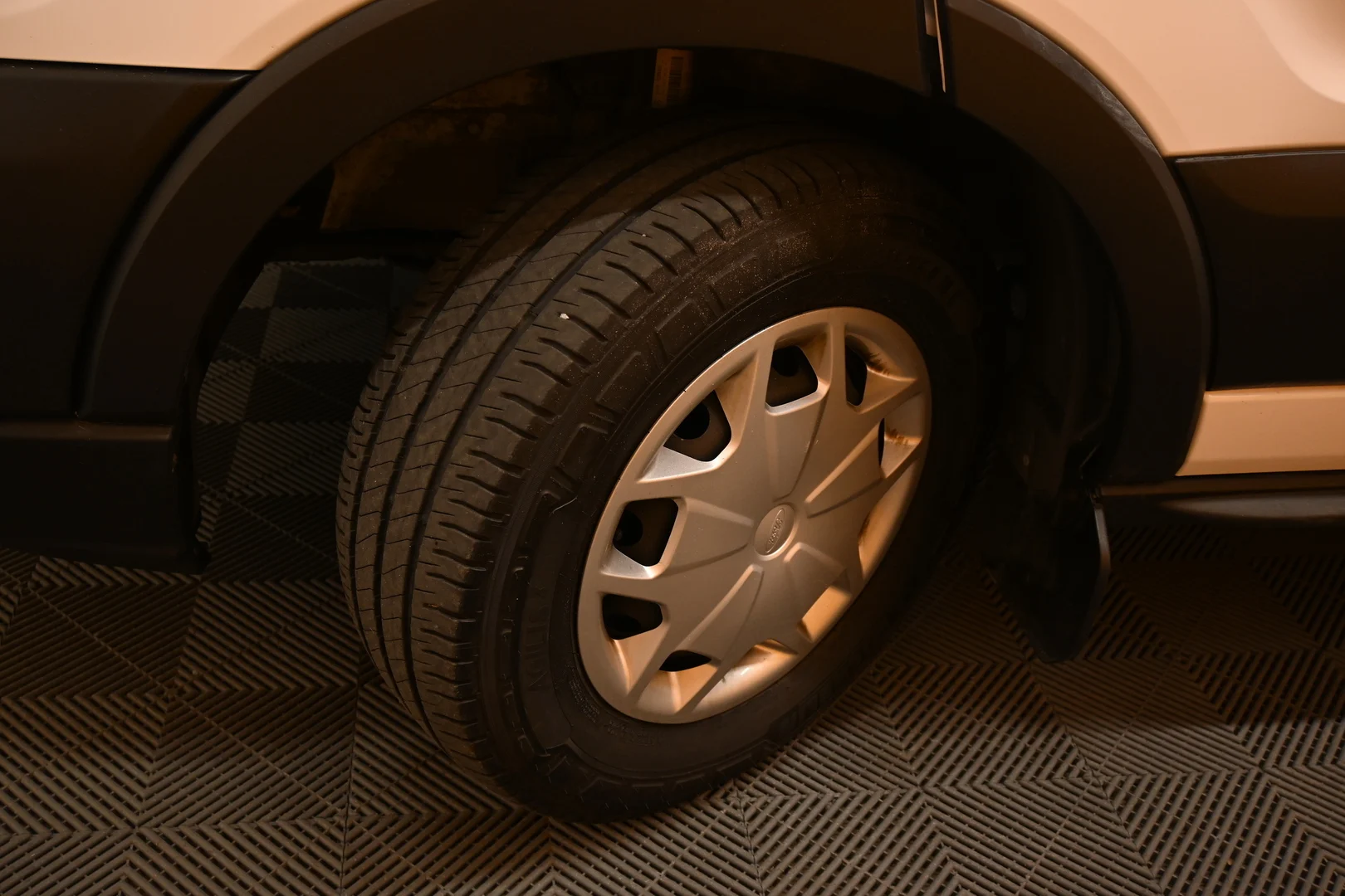Car Image - 5mBzJqpH3dazu3QUeUdIdm