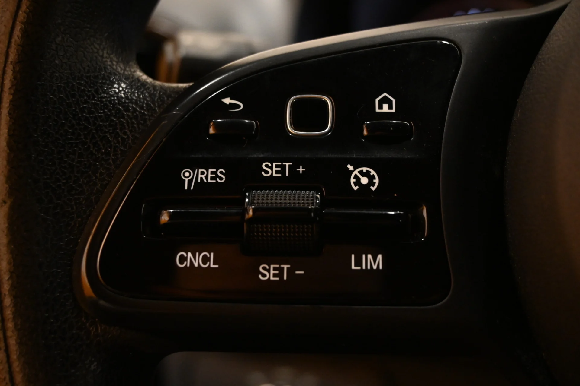 Car Image - 7eiNfV2ME8gYSW3vamd9YL