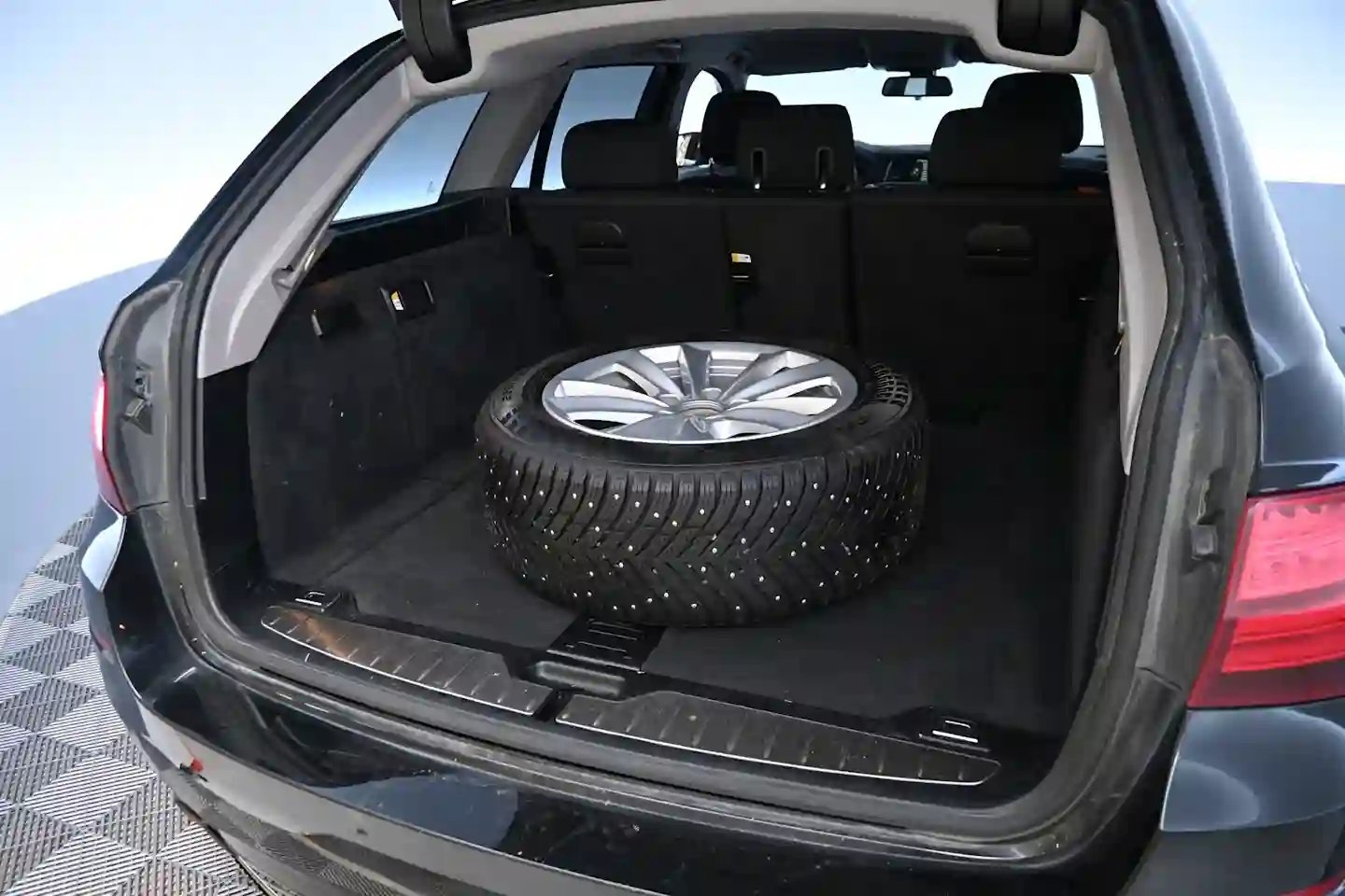 Car Image - 35jeoo7AAId1uAR5CxVaQ2