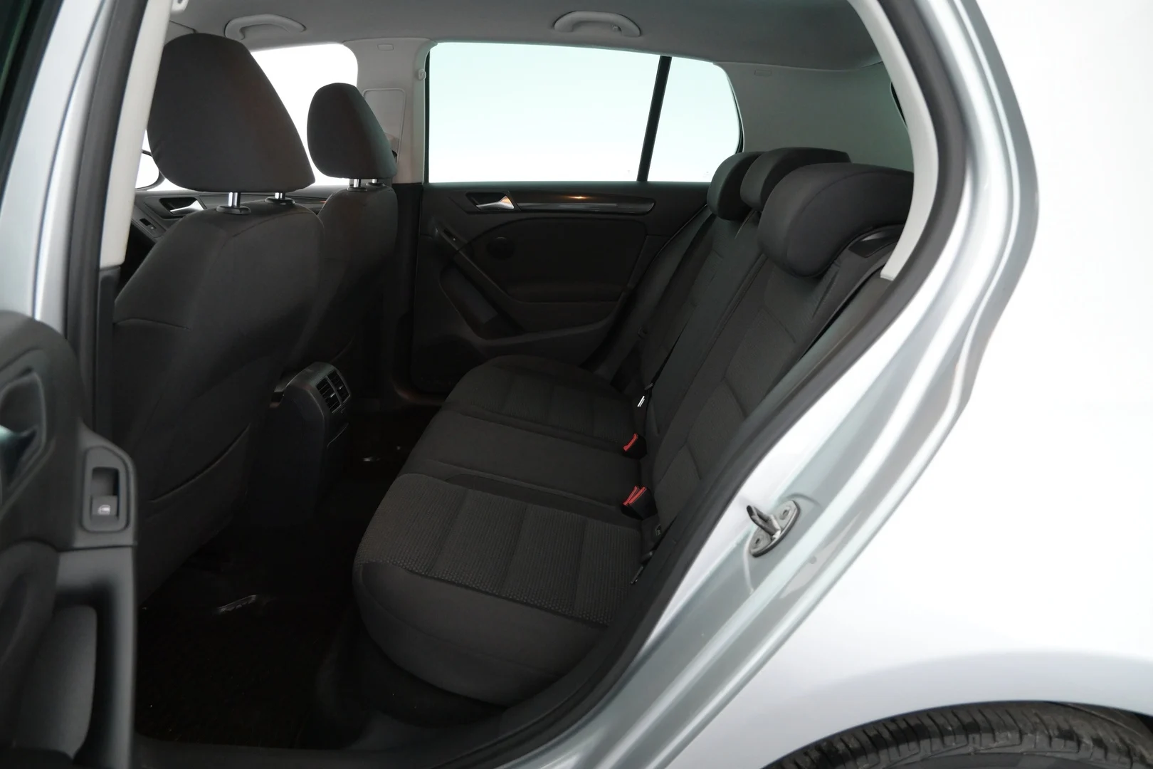 Car Image - 2usgDPVwMakDzvrrjnN9Lb
