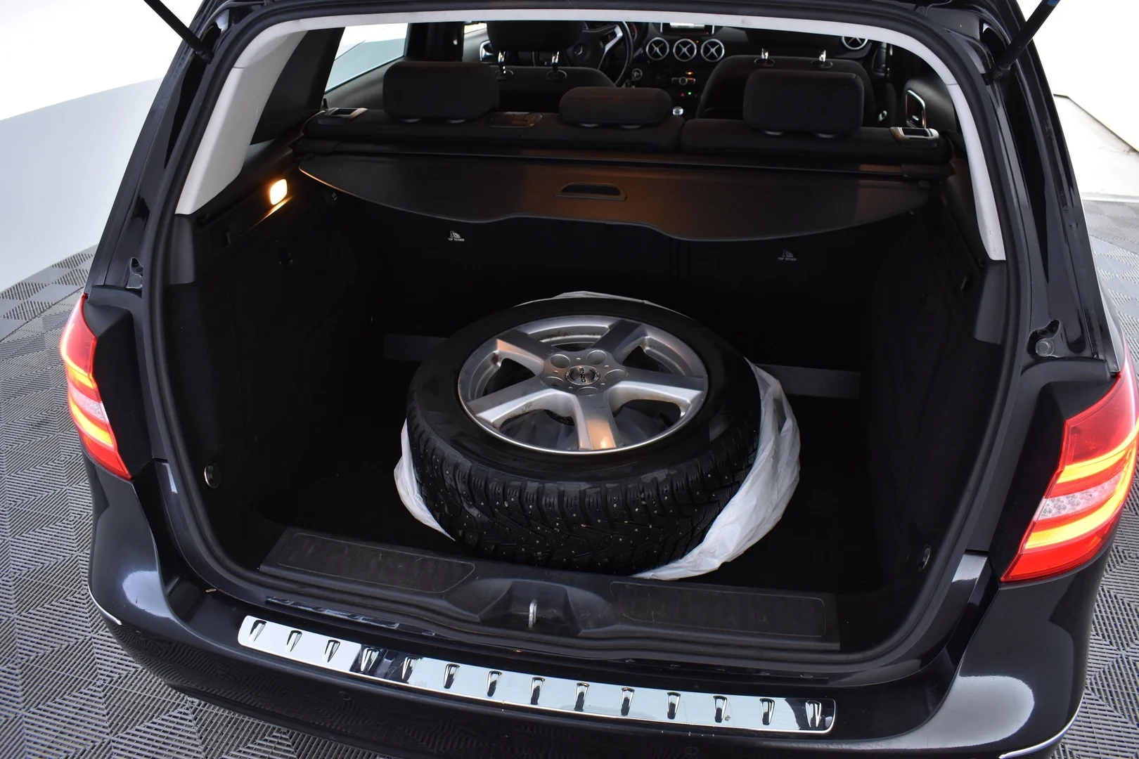 Car Image - 2E068QFMhkfNjrfD6DmFdl