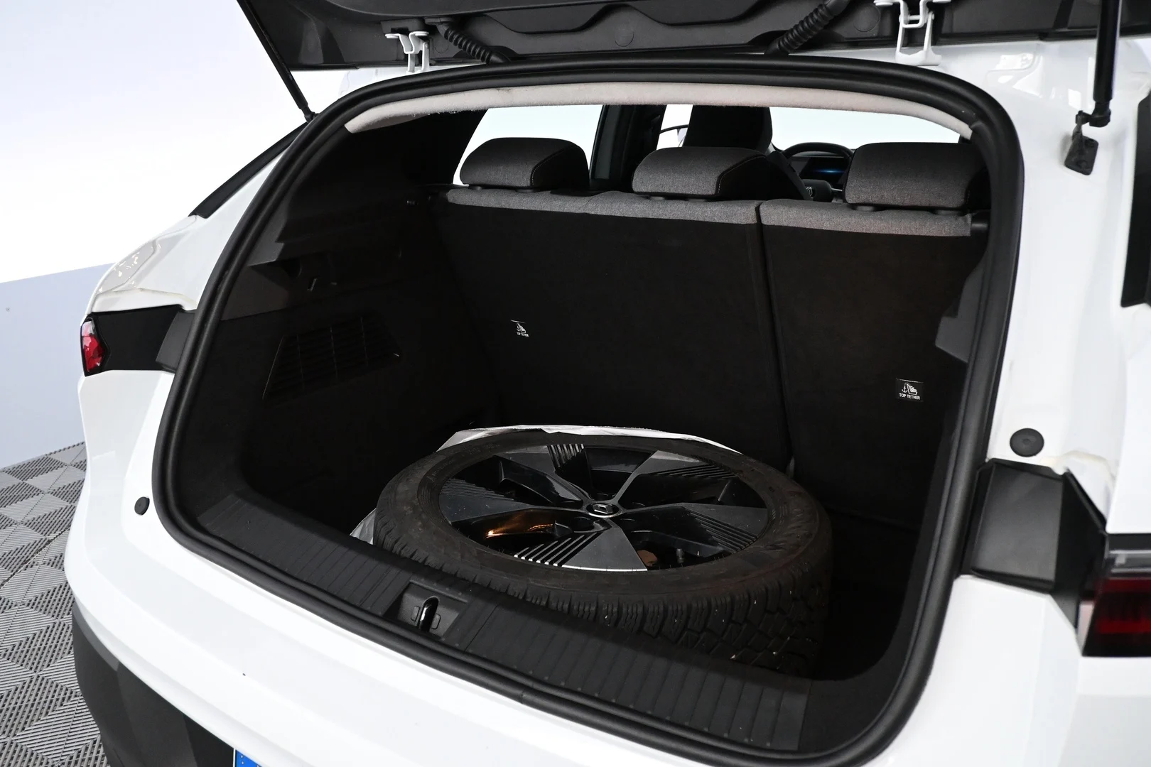 Car Image - 5ZmEXj9mIHNa2Bjp4QrRbp