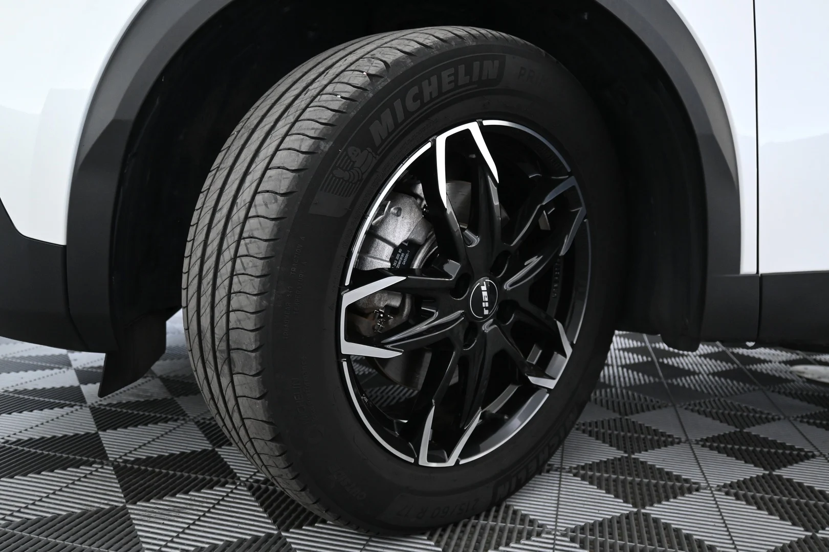 Car Image - 7qIINLdzRwwa7RBJci1Rfv