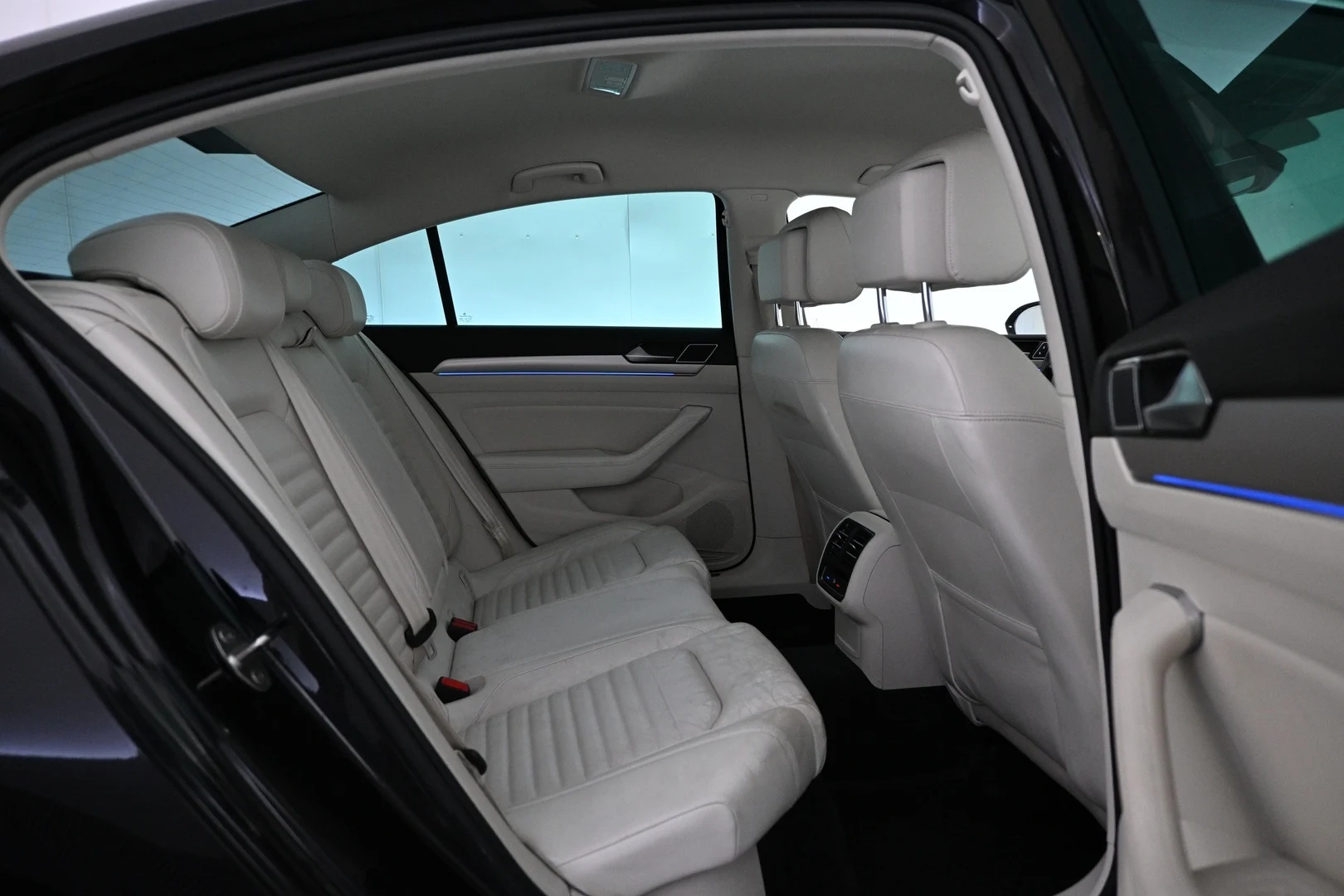 Car Image - 6BG19eRj2LxopuJ496m5u7