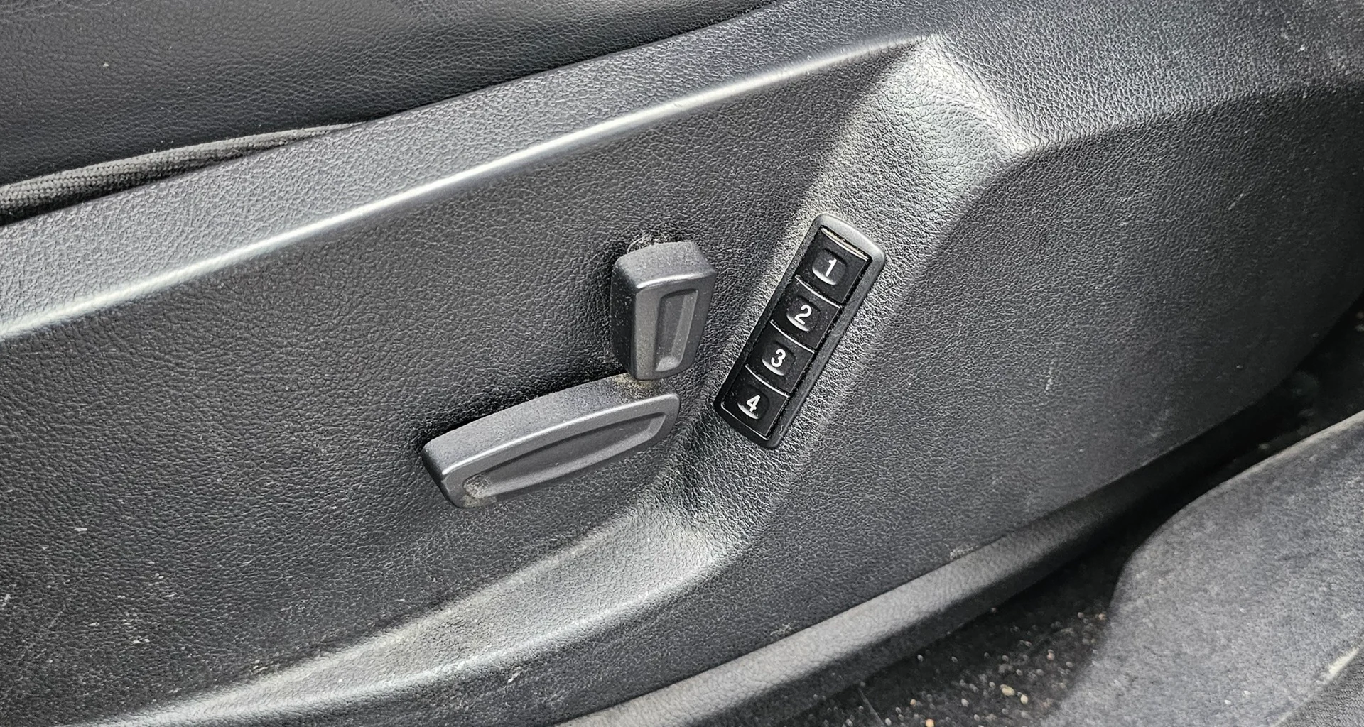 Car Image - 4a0VukQyZGwibc1dd2rya