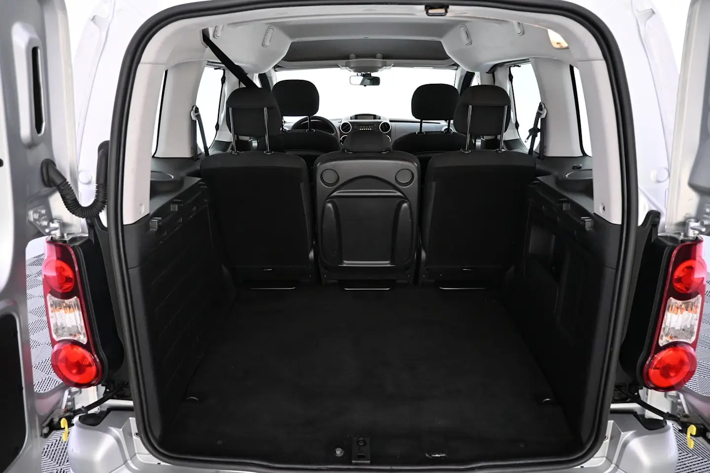 Car Image - 5U3RluQRKlnFv90urh32wt