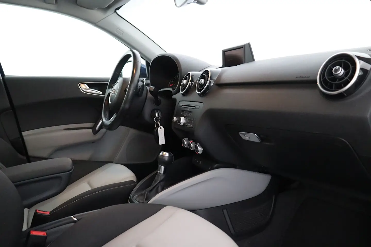 Car Image - 7sZZgOqkJSCx4BMEMNiZKI